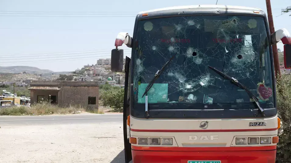 אוטובוס של פלסטינים שמתנחלים רגמו באבנים אוטובוס של פלסטינים שמתנחלים רגמו באבנים