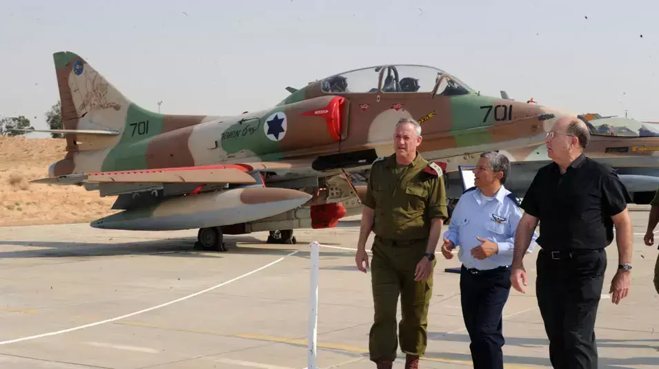 שר הביטחון, משה (בוגי) יעלון, לתקשורת מביקורו בבסיס חיל האוויר, חצרים, אפריל 2013 שר הביטחון, משה (בוגי) יעלון, לתקשורת מביקורו בבסיס חיל האוויר, חצרים, אפריל 2013
