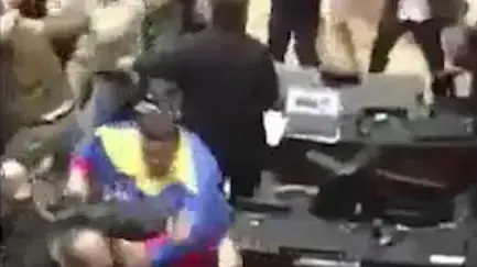 קרב מחוקקים: קטטה אלימה בפרלמנט בוונצואלה