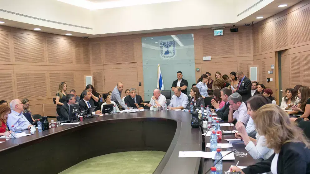 שר האוצר יאיר לפיד בועדת הכספים בכנסת, אפריל 2013