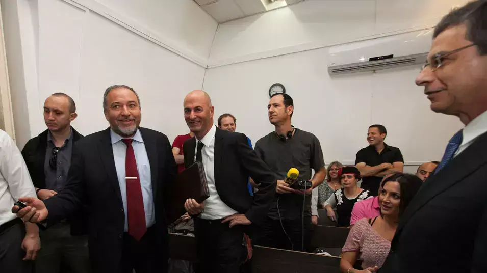דני אילון בדרך להעיד נגד ליברמן, אפריל 2013 דני אילון בדרך להעיד נגד ליברמן, אפריל 2013