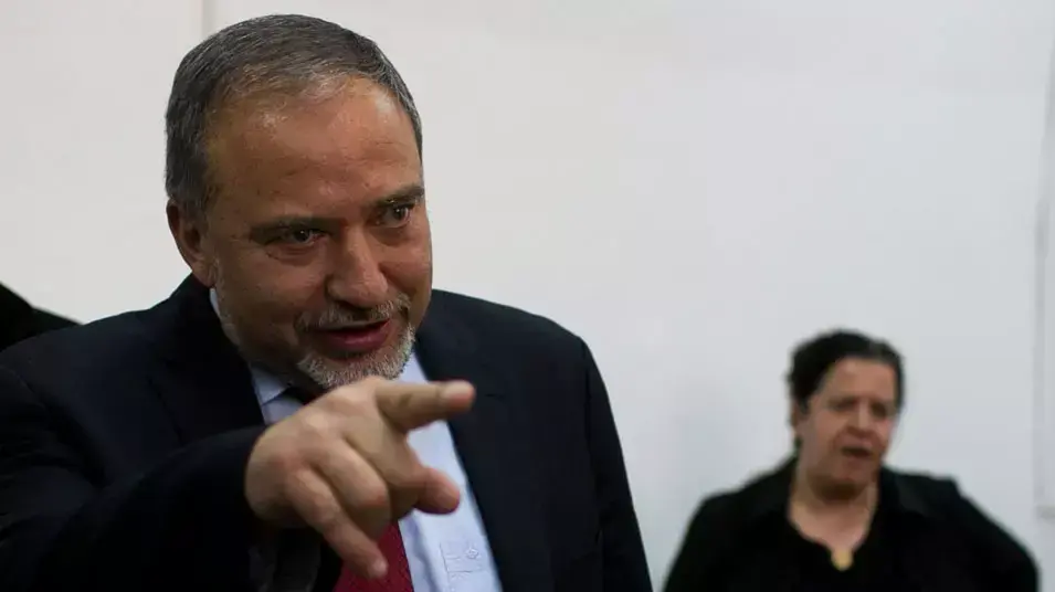 דני אילון מעיד נגד אביגדור ליברמן, אפריל 2013 דני אילון מעיד נגד אביגדור ליברמן, אפריל 2013