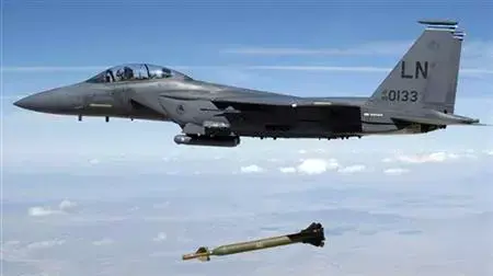 מטוס f-15E מטיל פצצת Bunker Buster