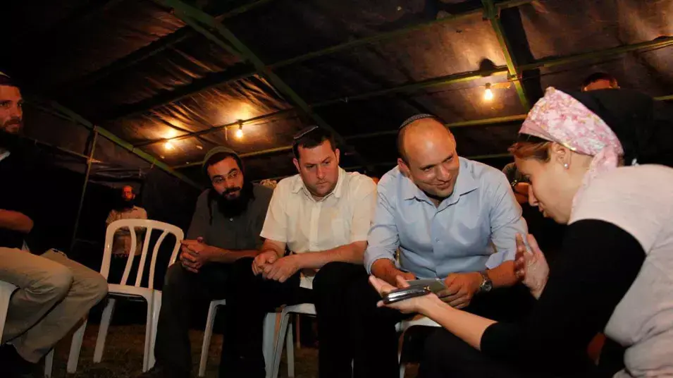 השר נפתלי בנט בניחום אבלים אצל אשתו של הנרצח בצומת תפוח השר נפתלי בנט בניחום אבלים אצל אשתו של הנרצח בצומת תפוח
