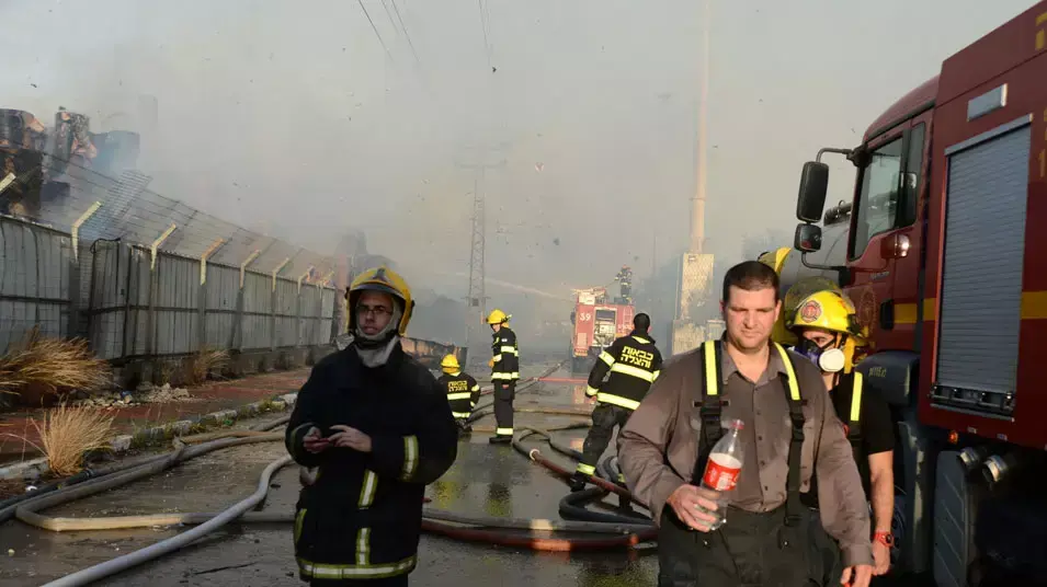 שריפה גדולה פרצה במפעל "קרגל" בלוד, 3 במאי 2013 שריפה גדולה פרצה במפעל "קרגל" בלוד, 3 במאי 2013