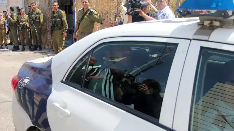 סימון סעדתי עובר בגבול לישראל, אפריל 2013 סימון סעדתי עובר בגבול לישראל, אפריל 2013