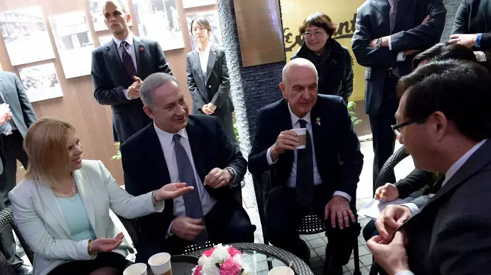 ראש הממשלה בנימין נתניהו ורעייתו ושרה מבקרים בבית הכנסת בשנגחאי וחונכים את בית הקפה הווינאי במוזיאון הפליטים היהודיים הסמוך. סין, מאי 2013 ראש הממשלה בנימין נתניהו ורעייתו ושרה מבקרים בבית הכנסת בשנגחאי וחונכים את בית הקפה הווינאי במוזיאון הפליטים היהודיים הסמוך. סין, מאי 2013