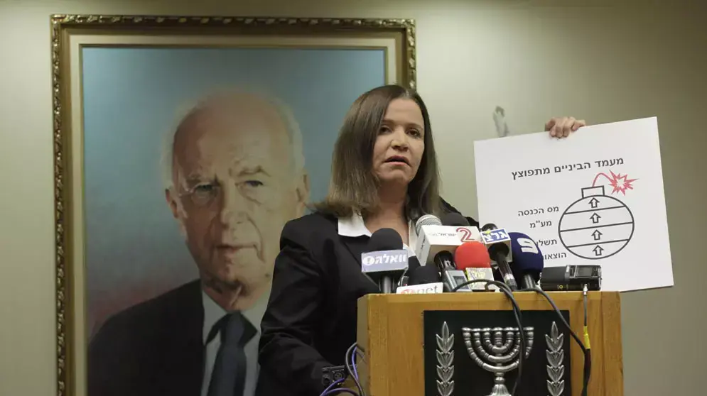 שלי יחימוביץ' מציגה תרשים של פצצה במסיבת עיתונאים בה תקפה את הצעת התקציב של שר האוצר יאיר לפיד שלי יחימוביץ' מציגה תרשים של פצצה במסיבת עיתונאים בה תקפה את הצעת התקציב של שר האוצר יאיר לפיד