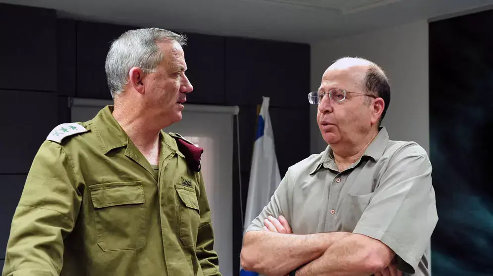 שר הביטחון, משה (בוגי) יעלון, מסיורו בפיקוד דרום, יחד עם הרמטכ"ל ואלוף פיקוד הדרום, מאי 2013 שר הביטחון, משה (בוגי) יעלון, מסיורו בפיקוד דרום, יחד עם הרמטכ"ל ואלוף פיקוד הדרום, מאי 2013