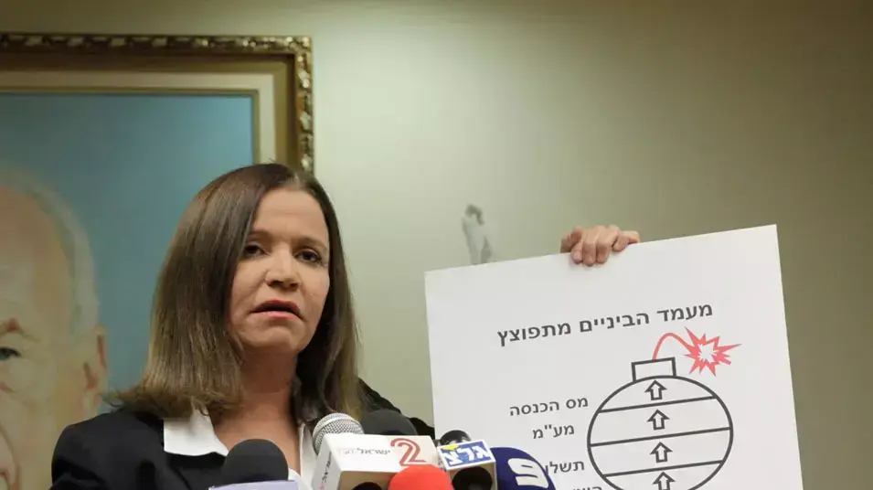 שלי יחימוביץ' מציגה תרשים של פצצה במסיבת עיתונאים בה תקפה את הצעת התקציב של שר האוצר יאיר לפיד שלי יחימוביץ' מציגה תרשים של פצצה במסיבת עיתונאים בה תקפה את הצעת התקציב של שר האוצר יאיר לפיד