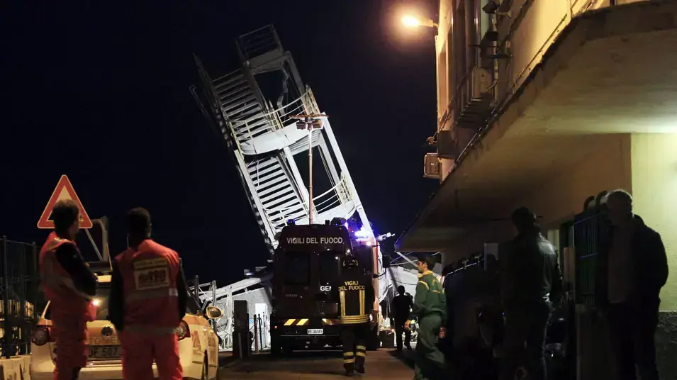 אניית משא התנגשה במגדל פיקוח בנמל גנואה, איטליה, 8 במאי 2013 אניית משא התנגשה במגדל פיקוח בנמל גנואה, איטליה, 8 במאי 2013