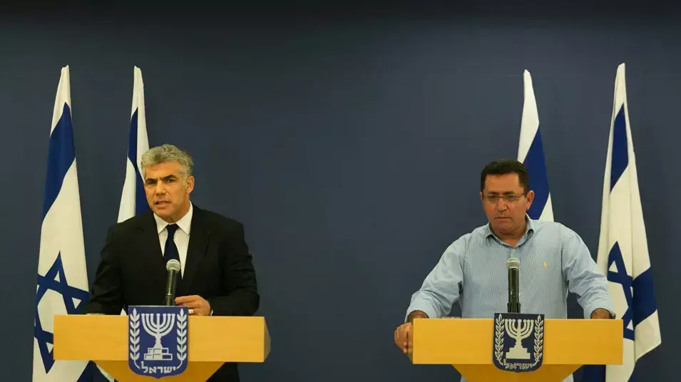 יאיר לפיד ועופר עיני במסיבת עיתונאים. מאי 2013 יאיר לפיד ועופר עיני במסיבת עיתונאים. מאי 2013