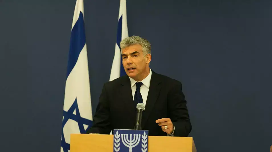 יאיר לפיד ועופר עיני במסיבת עיתונאים. מאי 2013