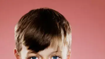 ילד מחטט באף ילד מחטט באף