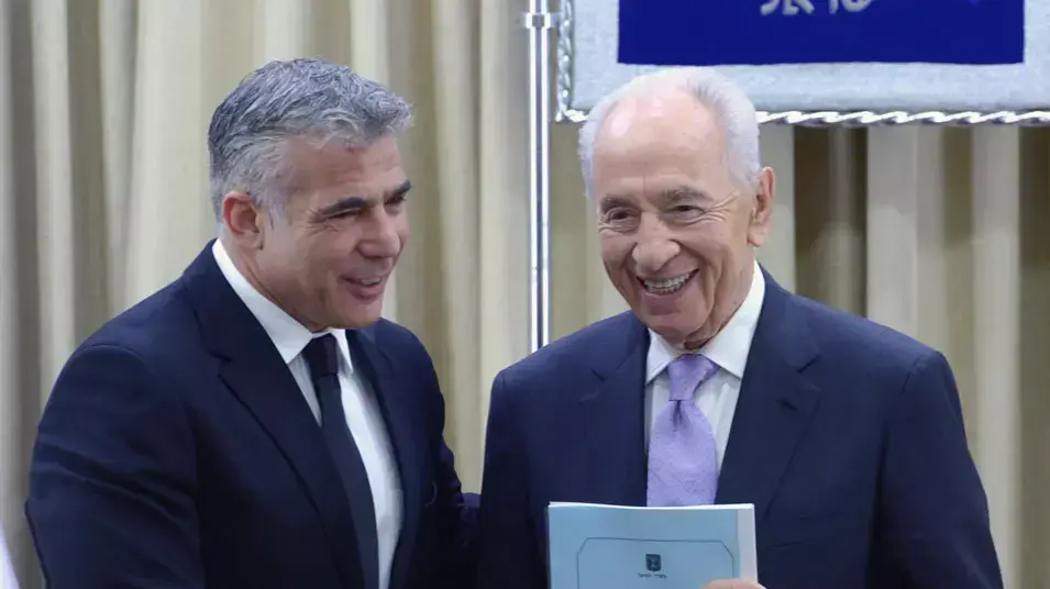 נשיא המדינה שמעון פרס הבוקר בפגישתו עם שר האוצר יאיר לפיד והצגת עיקרי התכנית הכלכלית.