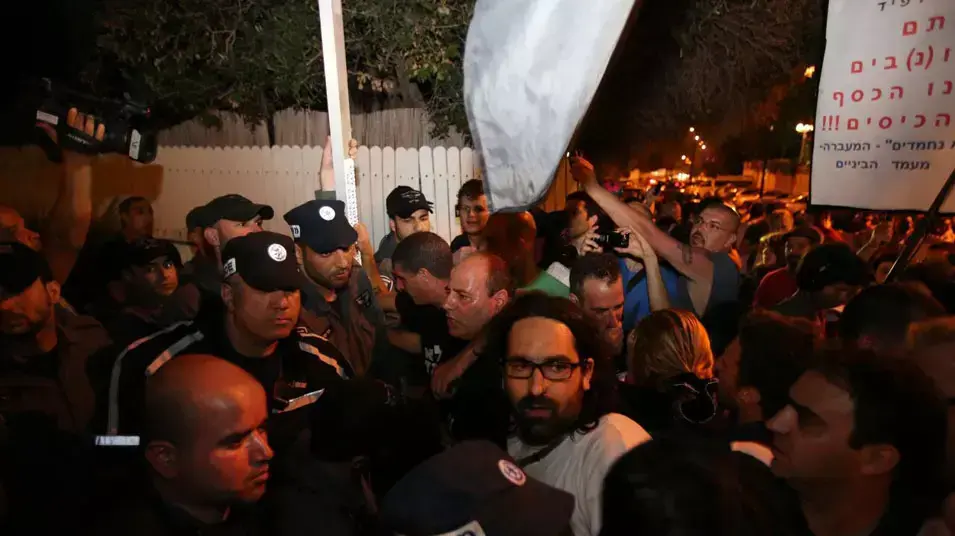 הפגנה מול ביתו של לפיד, מאי 2013 הפגנה מול ביתו של לפיד, מאי 2013