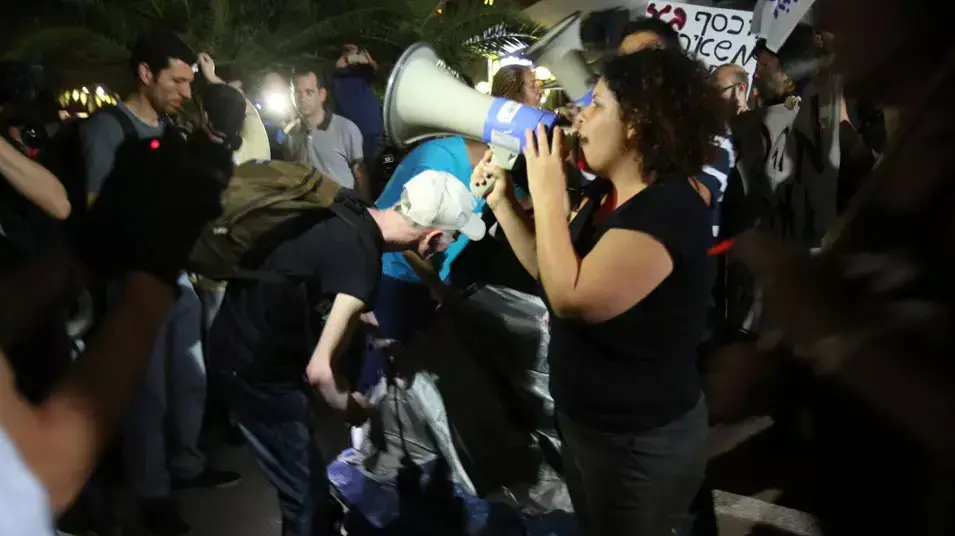 הפגנה מול ביתו של לפיד, מאי 2013 הפגנה מול ביתו של לפיד, מאי 2013