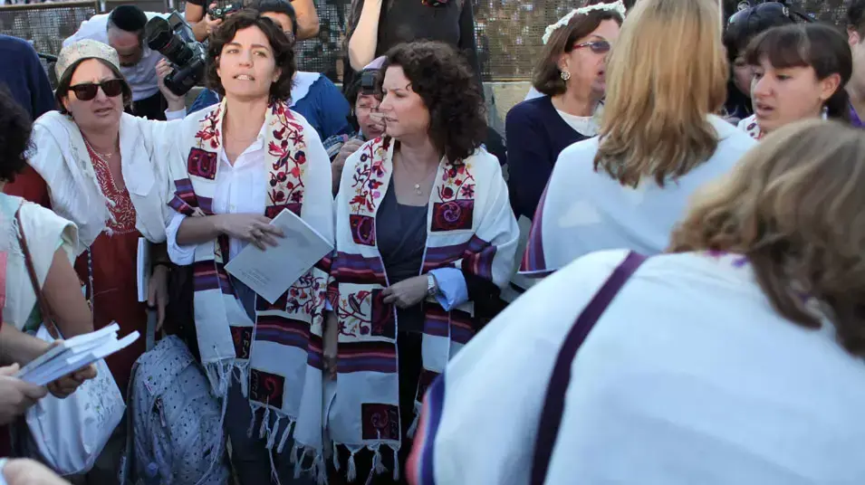 נושא: עימותים בין חרדים לנשות הכותל בתפילת ראש חודש סיון, 10 במאי 2013 נושא: עימותים בין חרדים לנשות הכותל בתפילת ראש חודש סיון, 10 במאי 2013