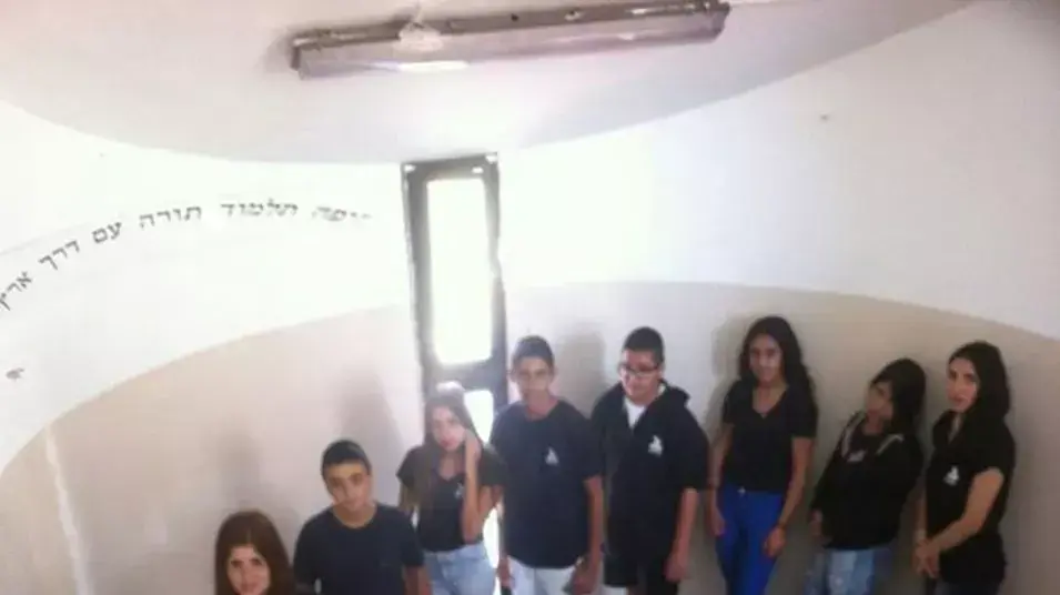 תלמידים בתיכון אחד העם בפתח תקווה לובשים שחור במאבק נגד הגזירות, 10 במאי 2913 תלמידים בתיכון אחד העם בפתח תקווה לובשים שחור במאבק נגד הגזירות, 10 במאי 2913