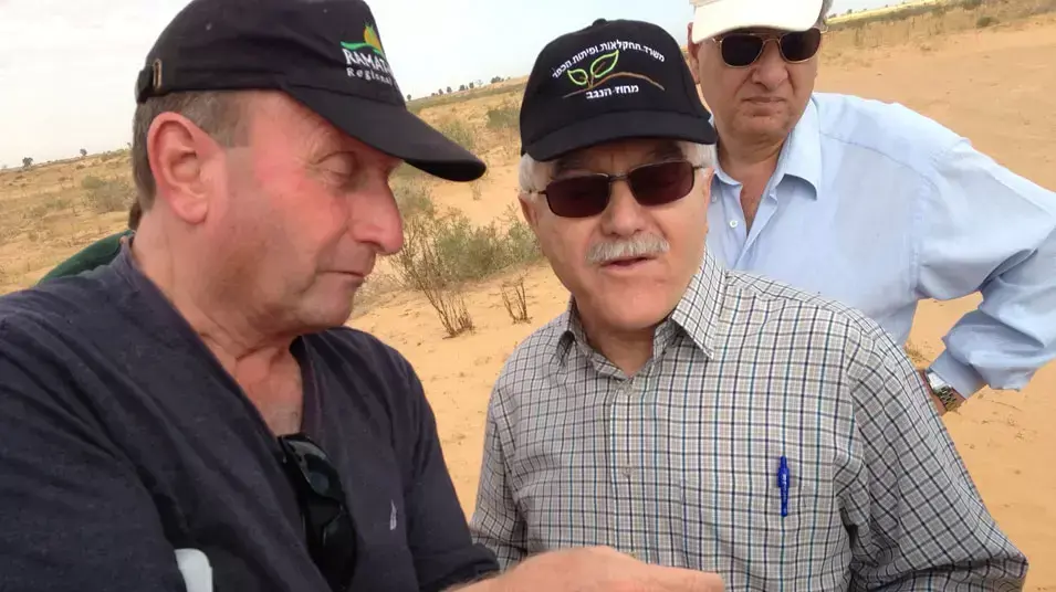 שר החקלאות, יאיר שמיר, בחן את הפעולות למאבק במתקפת הארבה בנגב, 11 במאי 2013 שר החקלאות, יאיר שמיר, בחן את הפעולות למאבק במתקפת הארבה בנגב, 11 במאי 2013
