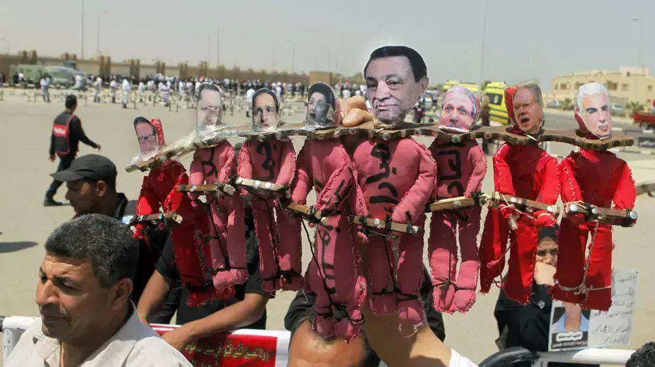 מפגינים מחוץ לבית המשפט לערעורים בקהיר, בזמן שמשפטו של הנשיא לשעבר, חוסני מובארק, נפתח מחדש, 11 במאי 2013 מפגינים מחוץ לבית המשפט לערעורים בקהיר, בזמן שמשפטו של הנשיא לשעבר, חוסני מובארק, נפתח מחדש, 11 במאי 2013