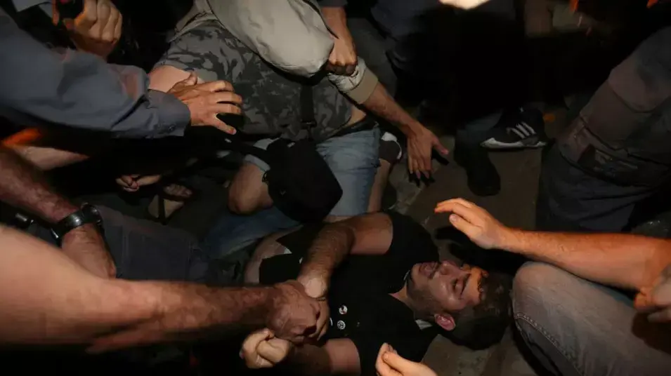 פעילים מפגינים נגד ייצוא הגז מחוץ לביתו של השר סילבן שלום פעילים מפגינים נגד ייצוא הגז מחוץ לביתו של השר סילבן שלום