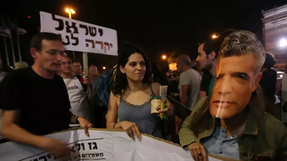 פעילים מפגינים נגד ייצוא הגז מחוץ לביתו של השר סילבן שלום פעילים מפגינים נגד ייצוא הגז מחוץ לביתו של השר סילבן שלום