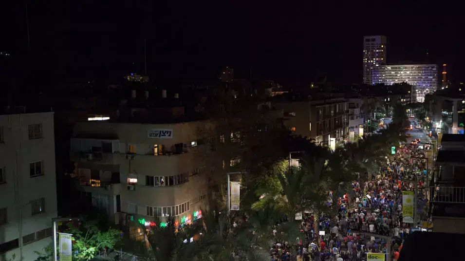 אלפים הפגינו בתל אביב נגד הגזירות הכלכליות אלפים הפגינו בתל אביב נגד הגזירות הכלכליות