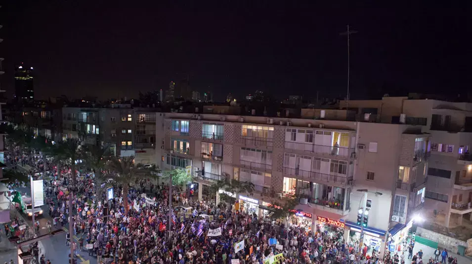 אלפים הפגינו בתל אביב נגד הגזירות הכלכליות אלפים הפגינו בתל אביב נגד הגזירות הכלכליות