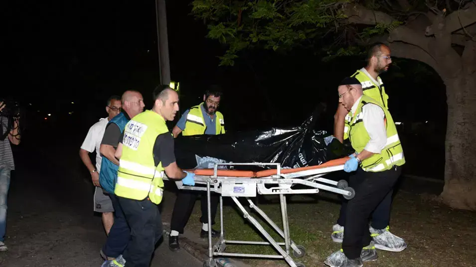 הוצאת הגופה מזירת הרצח בבת ים