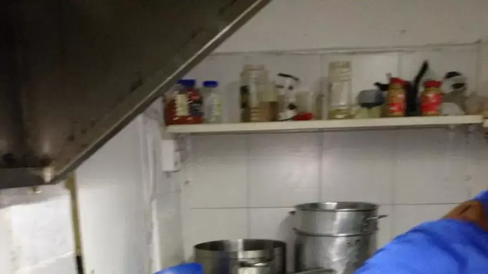 פקחי משרד הבריאות שופכים אקונומיקה בתוך סירים במסעדה של אזרחים זרים בדרום תל אביב פקחי משרד הבריאות שופכים אקונומיקה בתוך סירים במסעדה של אזרחים זרים בדרום תל אביב