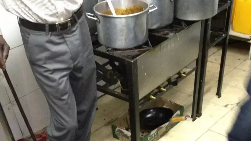 פקחי משרד הבריאות שופכים אקונומיקה בתוך סירים במסעדה של אזרחים זרים בדרום תל אביב פקחי משרד הבריאות שופכים אקונומיקה בתוך סירים במסעדה של אזרחים זרים בדרום תל אביב