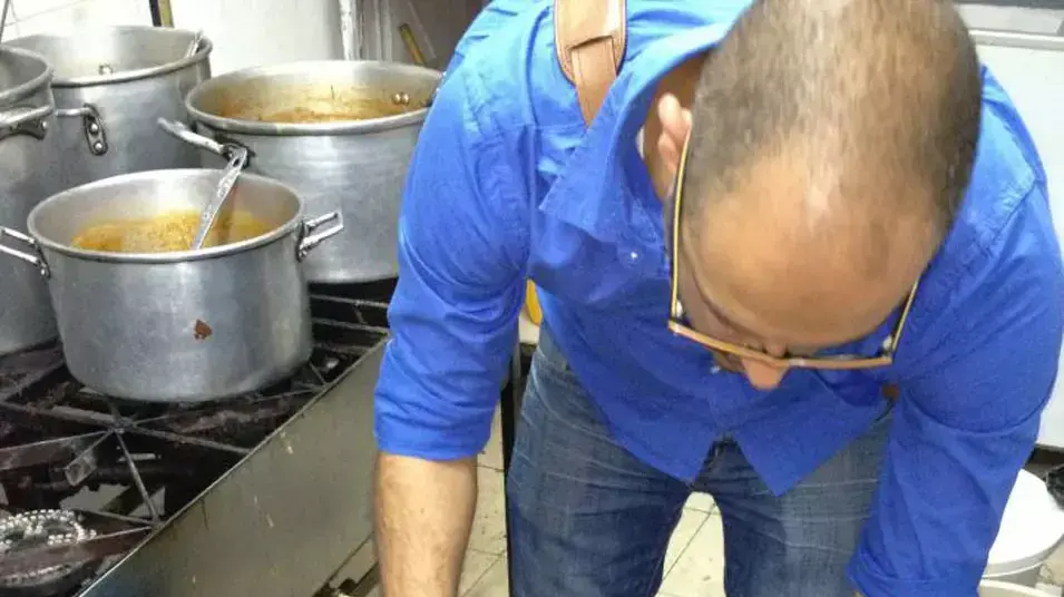 פקחי משרד הבריאות שופכים אקונומיקה בתוך סירים במסעדה של אזרחים זרים בדרום תל אביב פקחי משרד הבריאות שופכים אקונומיקה בתוך סירים במסעדה של אזרחים זרים בדרום תל אביב