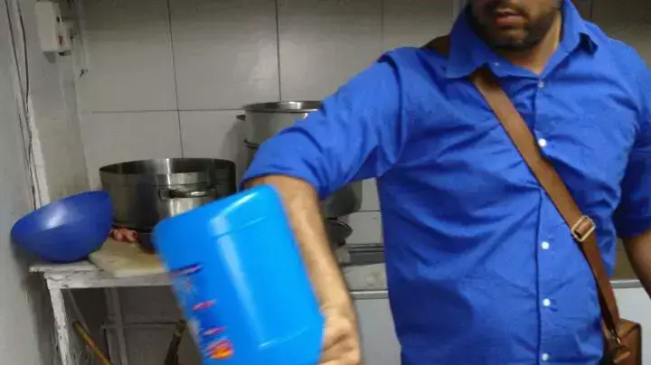 פקחי משרד הבריאות שופכים אקונומיקה בתוך סירים במסעדה של אזרחים זרים בדרום תל אביב פקחי משרד הבריאות שופכים אקונומיקה בתוך סירים במסעדה של אזרחים זרים בדרום תל אביב
