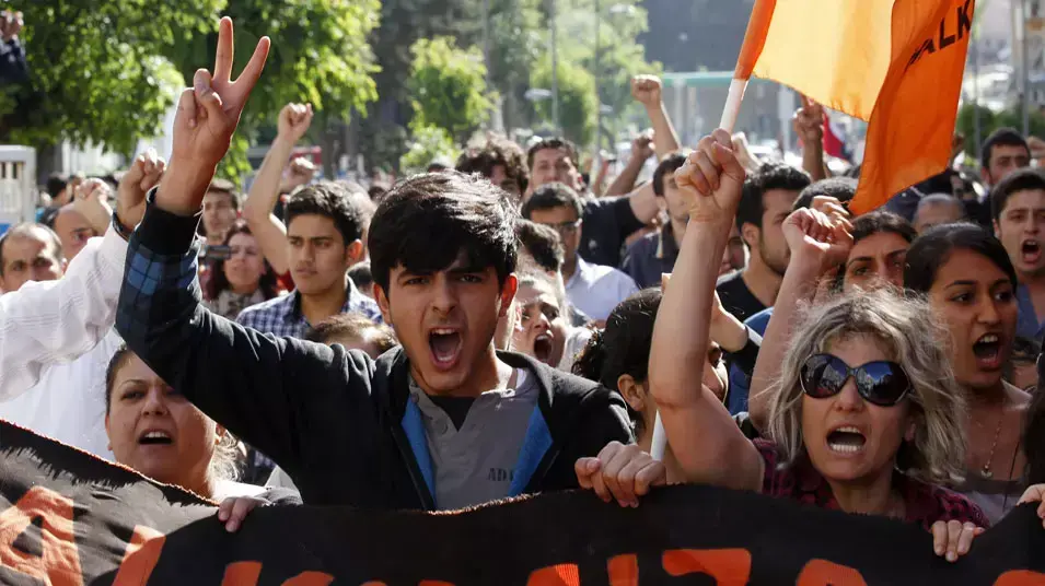 הפגנה במחוז התאי נגד ראש ממשלת טורקיה רג'פ טייפ ארדואן. מאי 2013 הפגנה במחוז התאי נגד ראש ממשלת טורקיה רג'פ טייפ ארדואן. מאי 2013