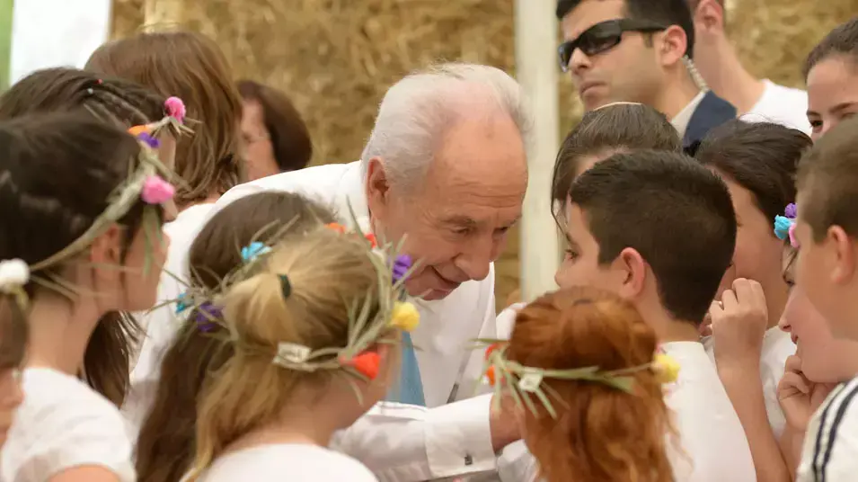 נשיא המדינה בביקור שבועות מיוחד קיבוץ ניר יצחק, מאי 2013 נשיא המדינה בביקור שבועות מיוחד קיבוץ ניר יצחק, מאי 2013