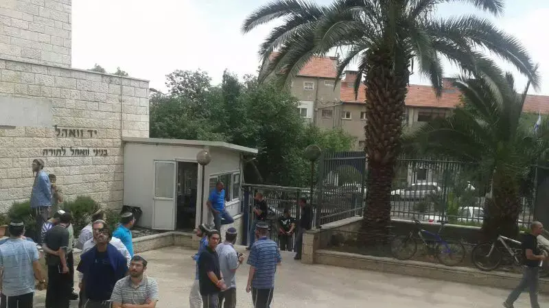 המשטרה פשטה על ישיבת מרכז הרב בירושלים כדי לעצור חשודים בתקיפת שוטרים, 13 מאי 2013 המשטרה פשטה על ישיבת מרכז הרב בירושלים כדי לעצור חשודים בתקיפת שוטרים, 13 מאי 2013