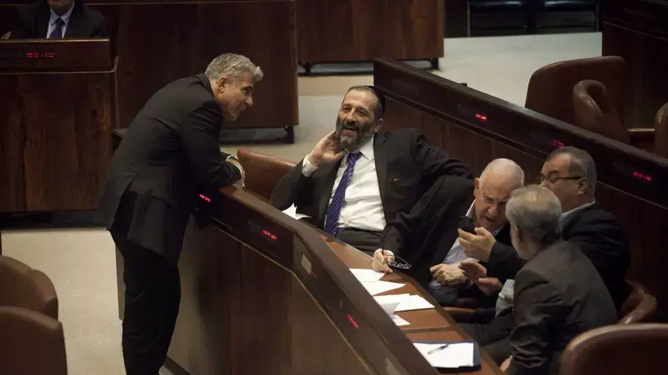 אריה דרעי ויאיר לפיד במליאת הכנסת ביום השבעת הממשלה, מרץ 2013 אריה דרעי ויאיר לפיד במליאת הכנסת ביום השבעת הממשלה, מרץ 2013