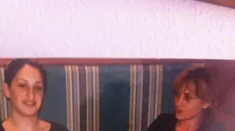 שמחה אסייג עם אחייניתה קרול כהן שנרצחה על ידי בעלה אלי כהן בתאילנד