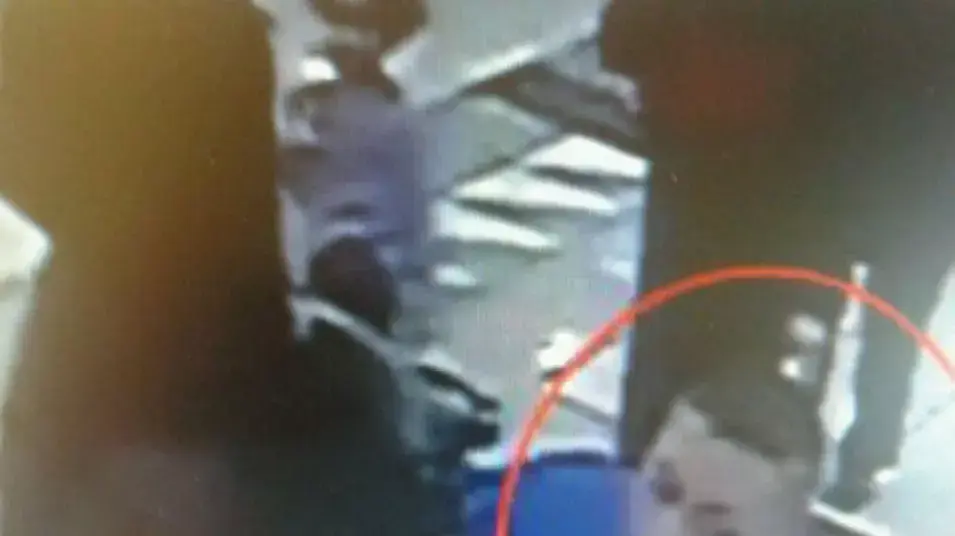 המשטרה מחפשת אחרי אדם זה שהונה סניפי מקדונלד'ס ברחבי הארץ, 16 מאי 2013 המשטרה מחפשת אחרי אדם זה שהונה סניפי מקדונלד'ס ברחבי הארץ, 16 מאי 2013