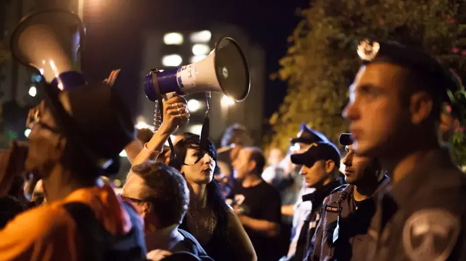 תמונות מפגינים חוסמים כביש ליד מרכז שוסטר, מאי 2013