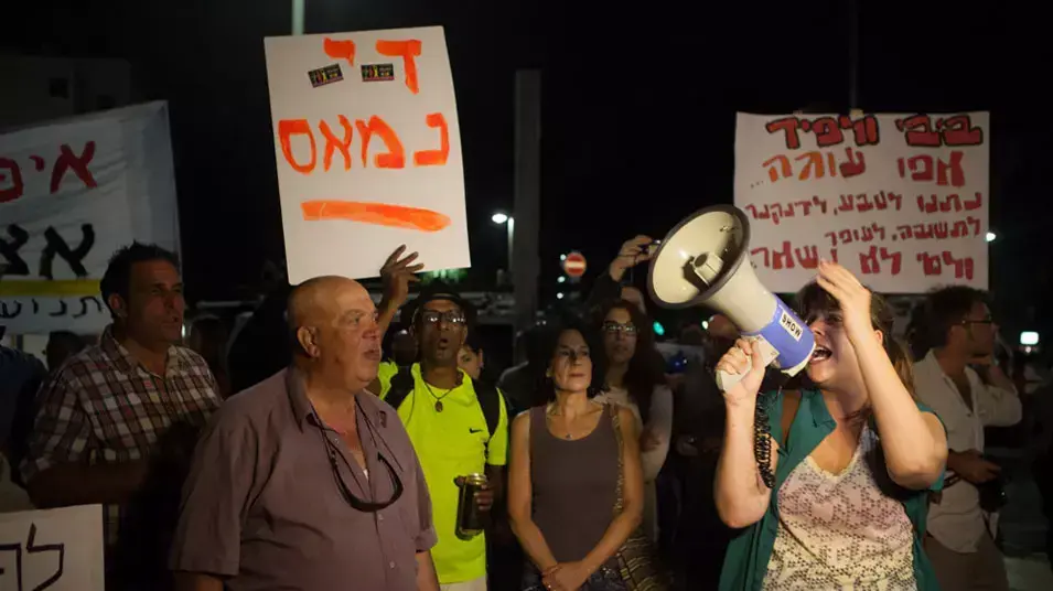 דפני ליף בהפגנת מחאה חברתית בכיכר הבימה בתל אביב, 18 מאי 2013 דפני ליף בהפגנת מחאה חברתית בכיכר הבימה בתל אביב, 18 מאי 2013