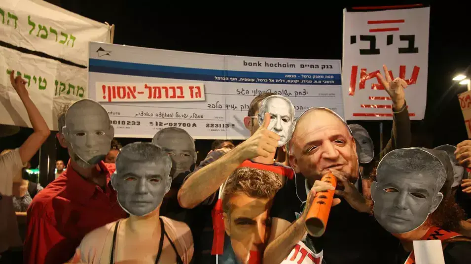 מאות מפגינים סמוך לבית איש העסקים יצחק תשובה בנתניה במחאה על הכוונה לייצא גז מאות מפגינים סמוך לבית איש העסקים יצחק תשובה בנתניה במחאה על הכוונה לייצא גז