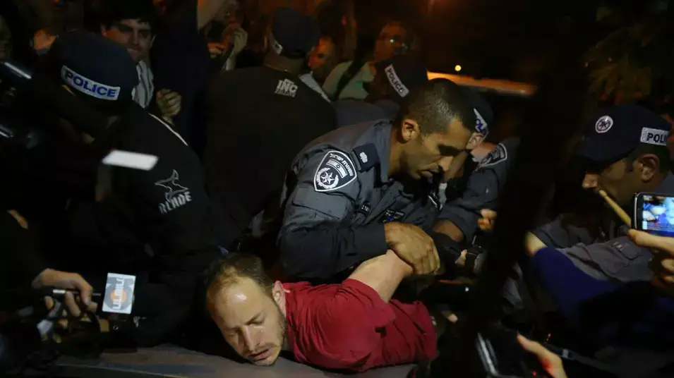 עימותים בהפגנה בנתניה מול בית איש העסקים יצחק תשובה עימותים בהפגנה בנתניה מול בית איש העסקים יצחק תשובה
