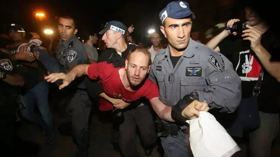 עימותים בהפגנה בנתניה מול בית איש העסקים יצחק תשובה עימותים בהפגנה בנתניה מול בית איש העסקים יצחק תשובה