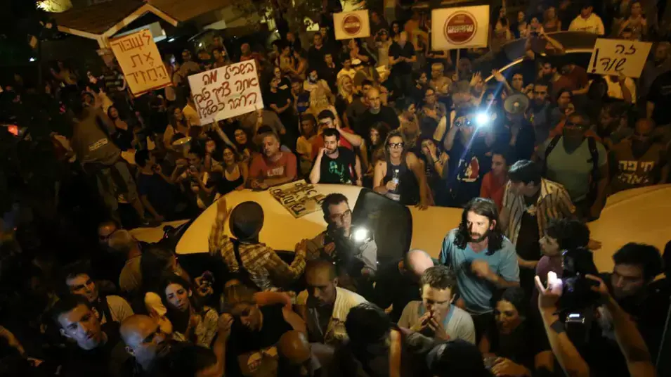 עימותים בהפגנה בנתניה מול בית איש העסקים יצחק תשובה עימותים בהפגנה בנתניה מול בית איש העסקים יצחק תשובה