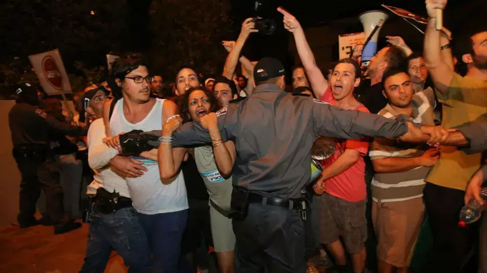 עימותים בהפגנה בנתניה מול בית איש העסקים יצחק תשובה עימותים בהפגנה בנתניה מול בית איש העסקים יצחק תשובה