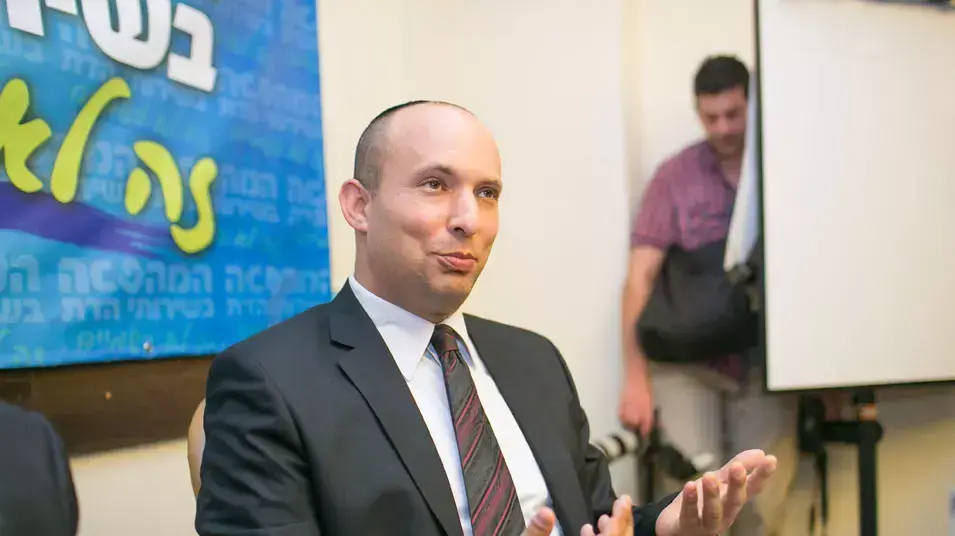 שר הדתות, נפתלי בנט וסגן השר, הרב אלי בן דהן, מכריזים על רפורמה בשירותי הדת, מאי 2013