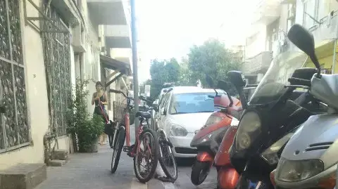 אופניים נגנבו ביחד עם מתקן קשירה של עיריית תל אביב, מאי 2013 אופניים נגנבו ביחד עם מתקן קשירה של עיריית תל אביב, מאי 2013