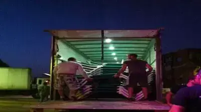 פקחים של עיריית ת"א מפנים כיסאות ושימשיות מחוף הבננה ביץ'. מאי 2013
